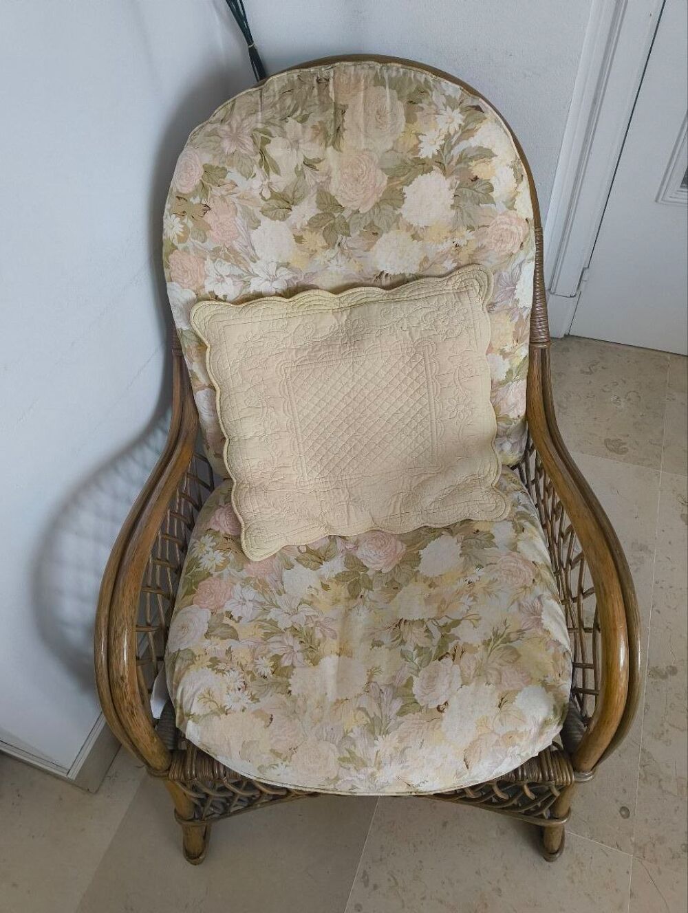 Deux (2) Fauteuils en Rotin avec Coussins Meubles