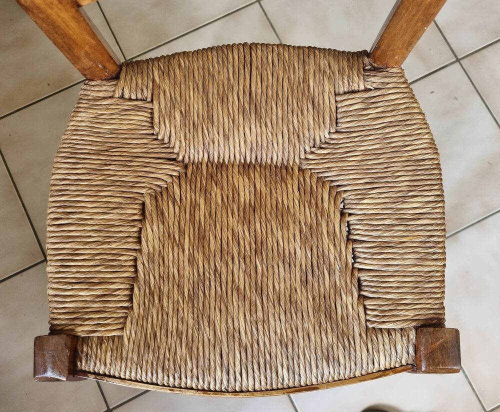 7 chaises, assise en paille, tr&egrave;s bon &eacute;tat Meubles