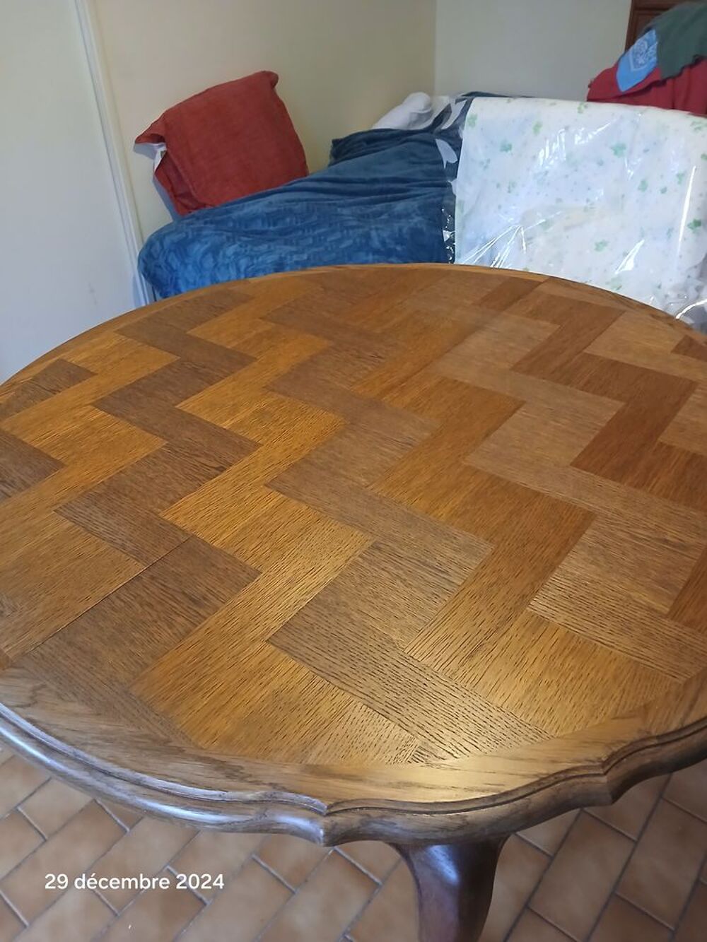 table en ch&ecirc;ne massif, marquet&eacute;e, en parfait &eacute;tat Meubles