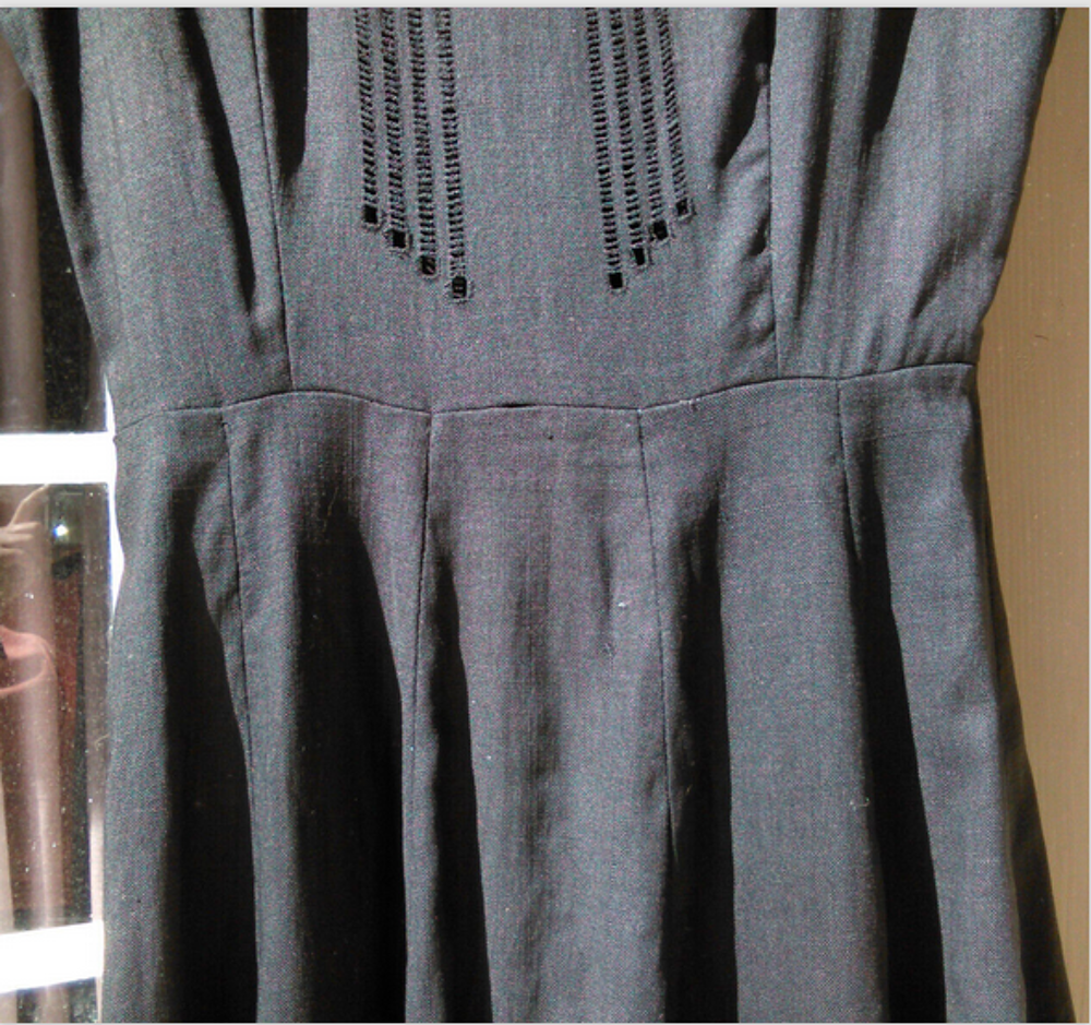 Vintage Robe "Henry A La Pens&eacute;e" authentique haut ajour&eacute; 