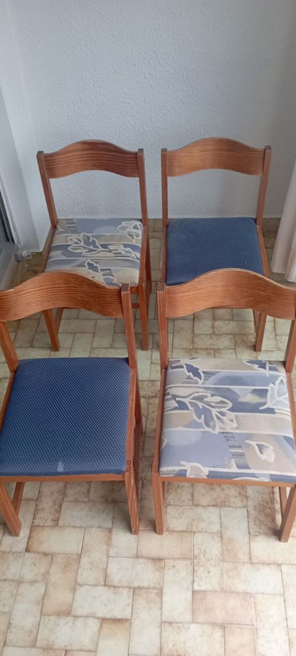 Table et 4 chaises en pin Meubles