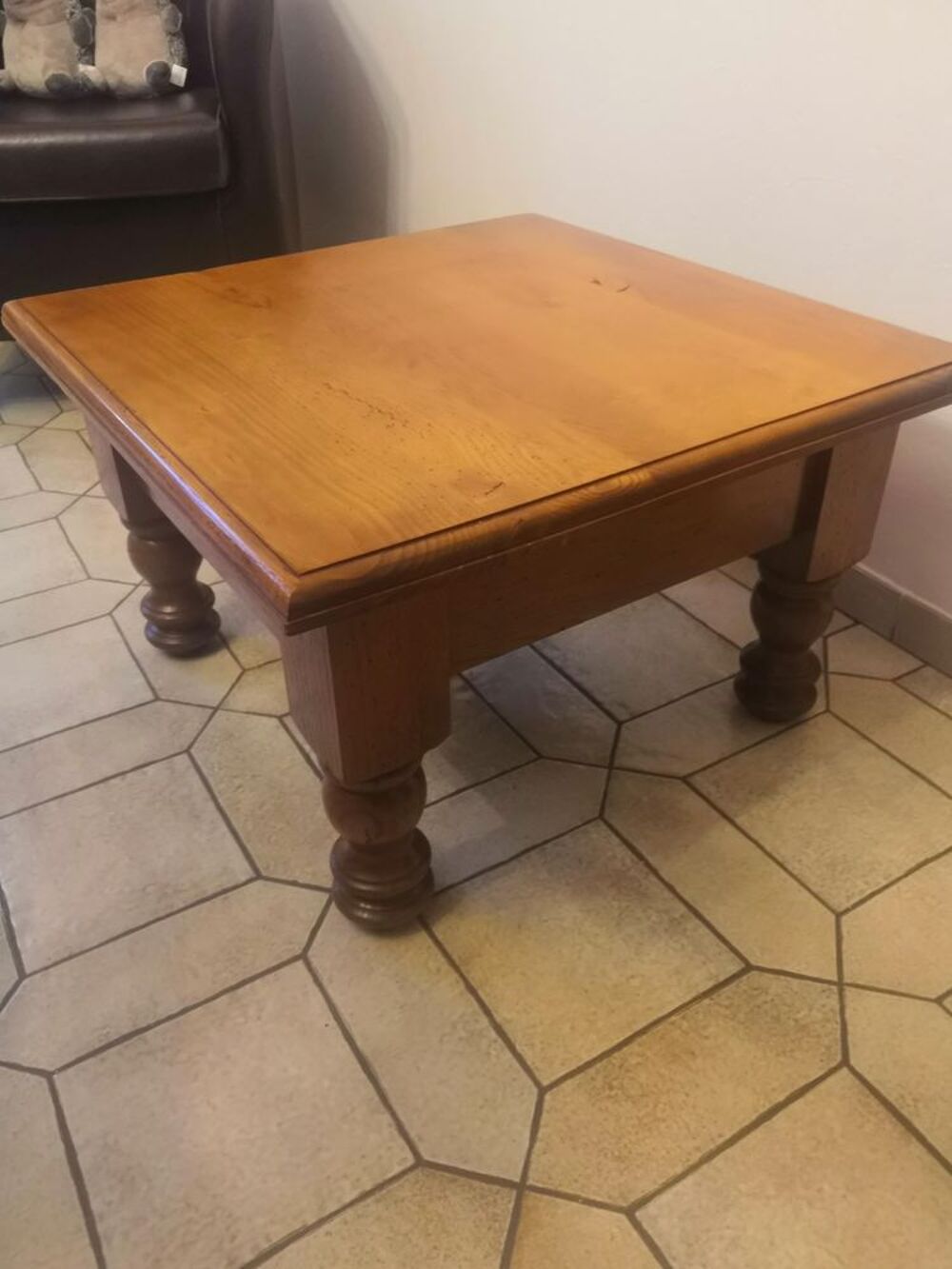 
table de salon carr&eacute;e en chene
Meubles