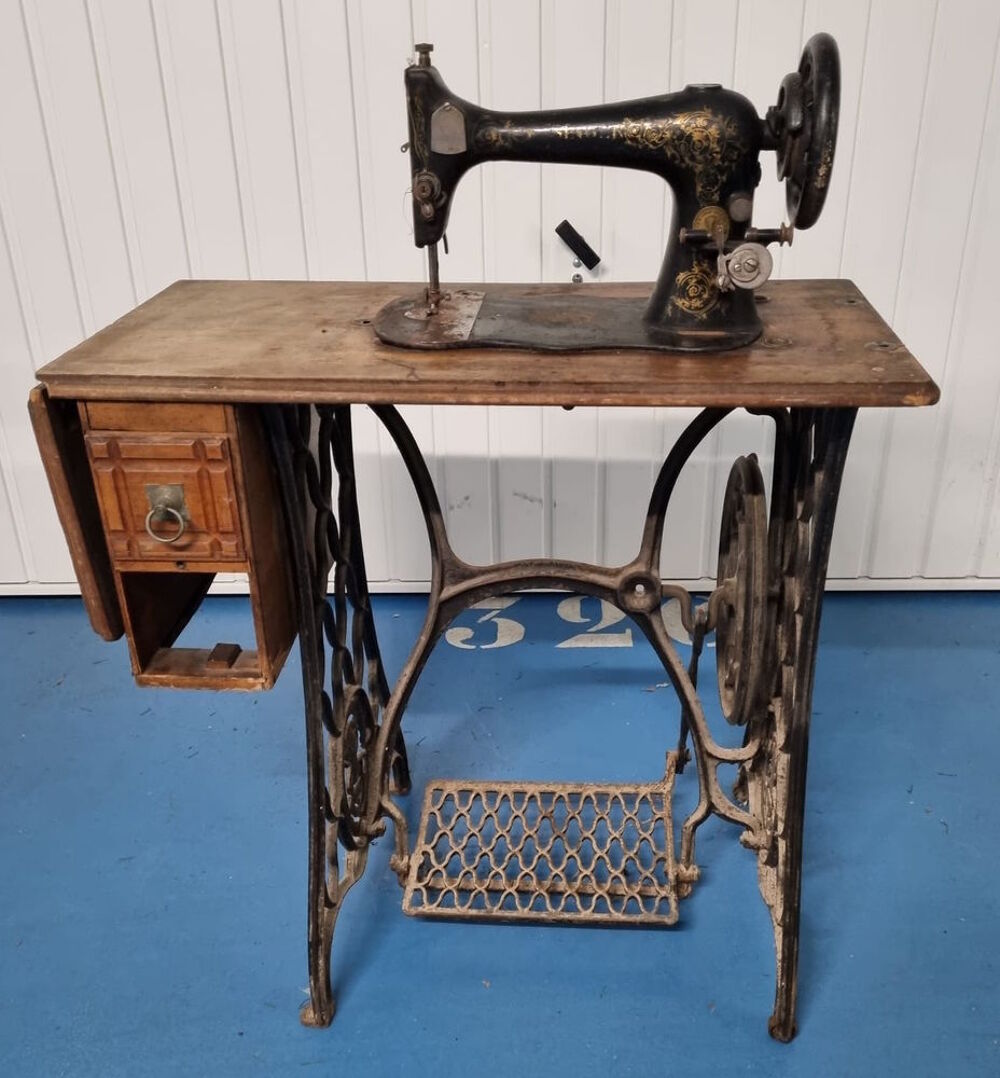Magnifique table pour machine &agrave; coudre Singer d&eacute;but 20&egrave;me si Décoration