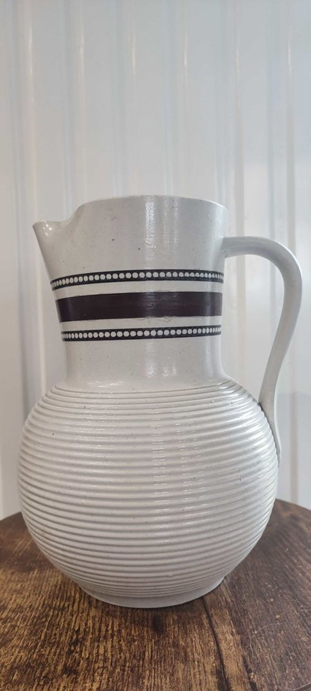 Grand pichet en gr&egrave;s verniss&eacute; sign&eacute; p&eacute;riode 1950-60 