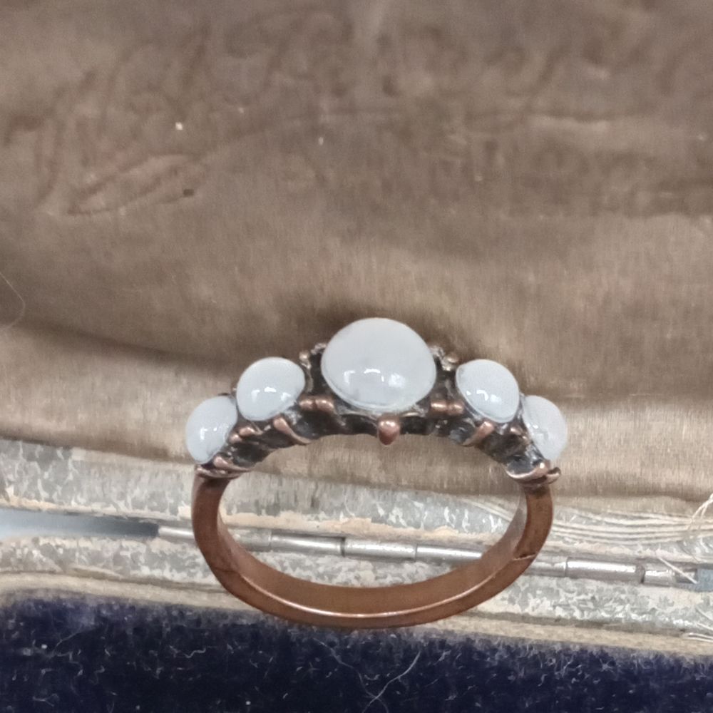 Jolie bague vintage cabochons blancs translucides Bijoux et montres