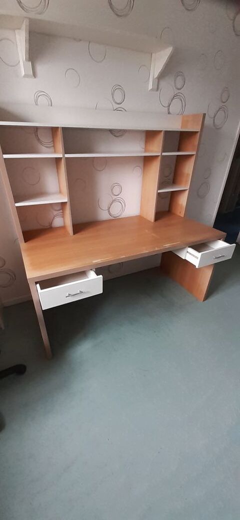 grand bureau très pratique avec casiers de rangement.
Longpont-sur-Orge (91)