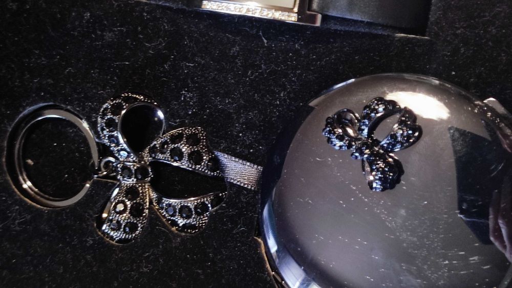 Coffret avec montre, miroir et porte-cl&eacute;s et cristaux Oasis London Bijoux et montres