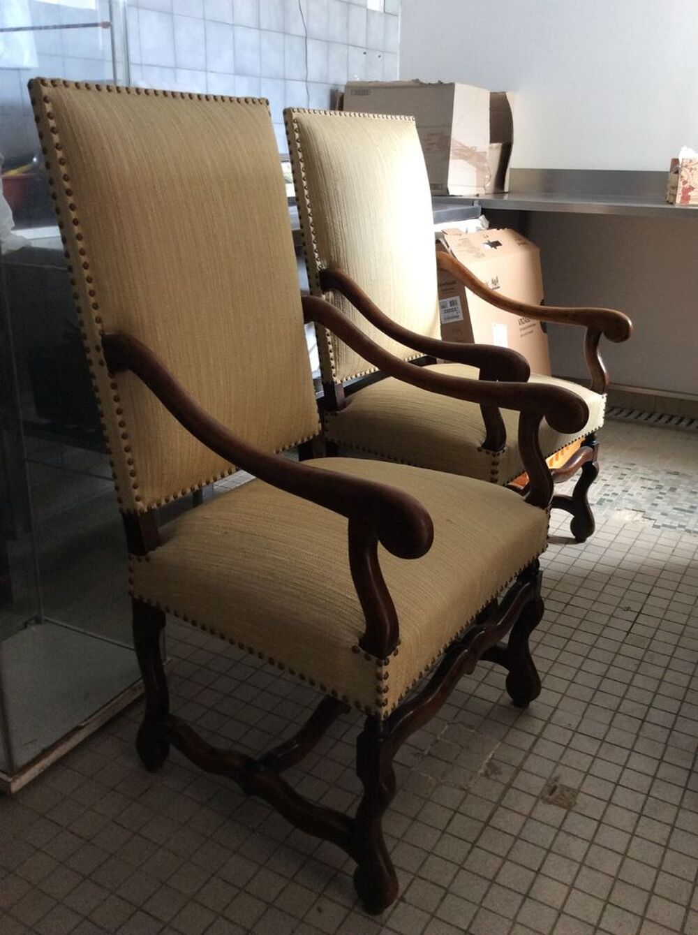 Un FAUTEUIL STYLE LOUIS XIII tapisses couleur beige Meubles