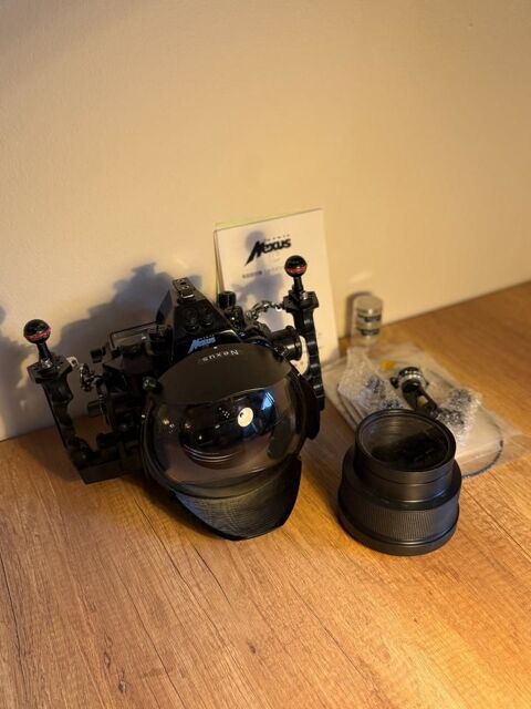 Caisson sous-marin NEXUS pour Canon 6D avec d�me et port mac 1300 Perros-Guirec (22)