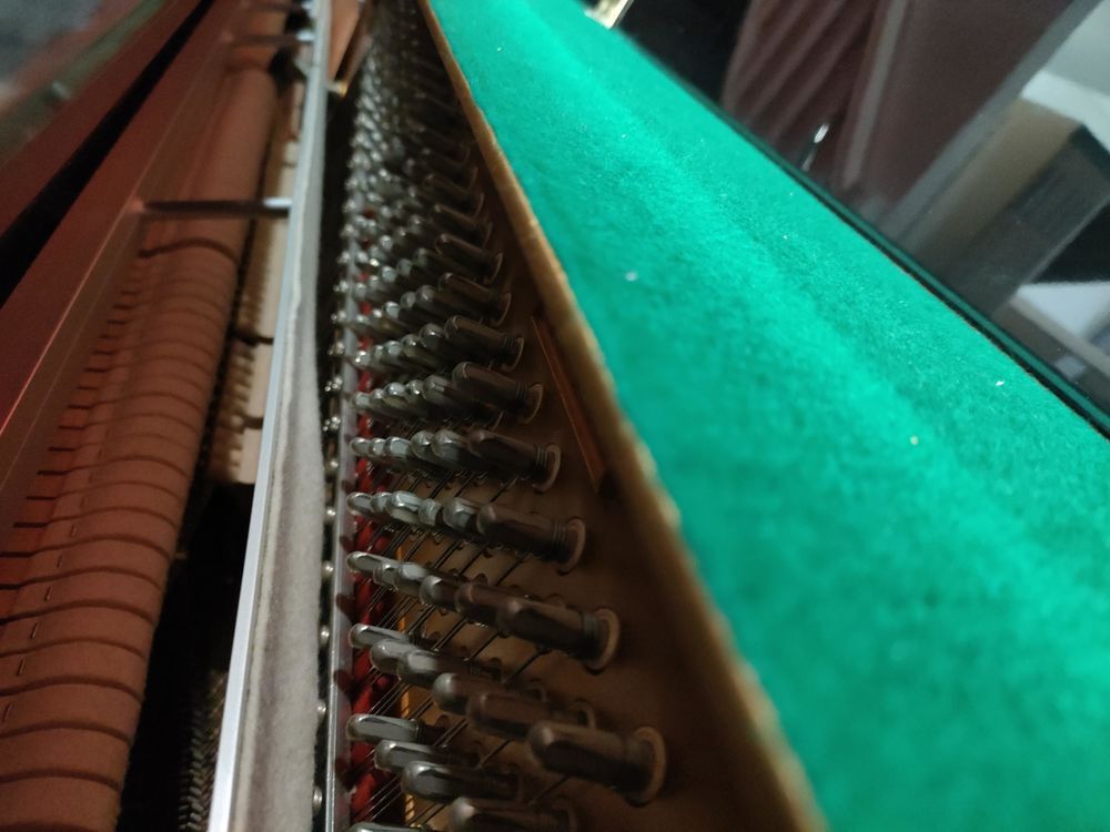 Piano droit Young Chang EC-109 noir laqu&eacute; Instruments de musique