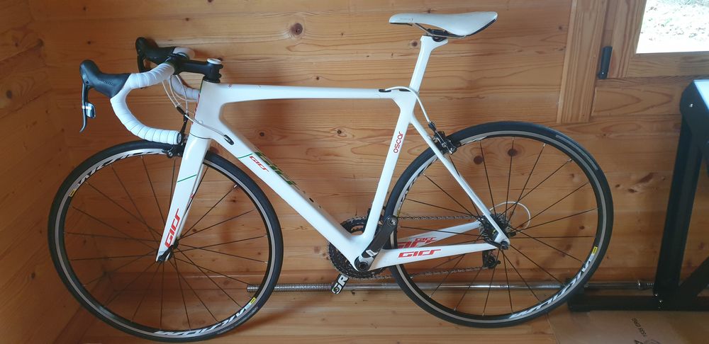 v&eacute;lo de route enti&egrave;rement carbone de la marque GIRS, mod&egrave;le Vélos