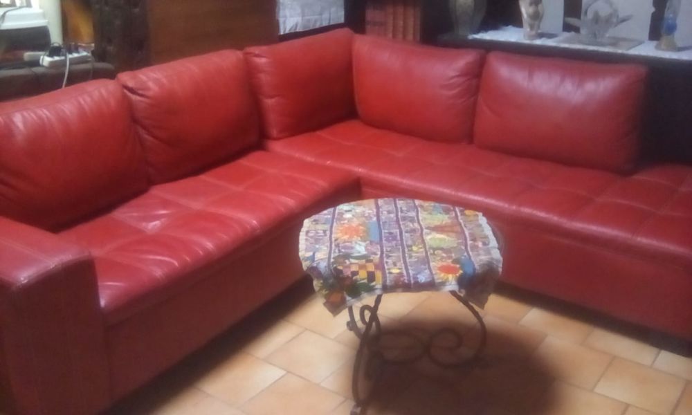 CANAPE EN CUIR ROUGE Meubles