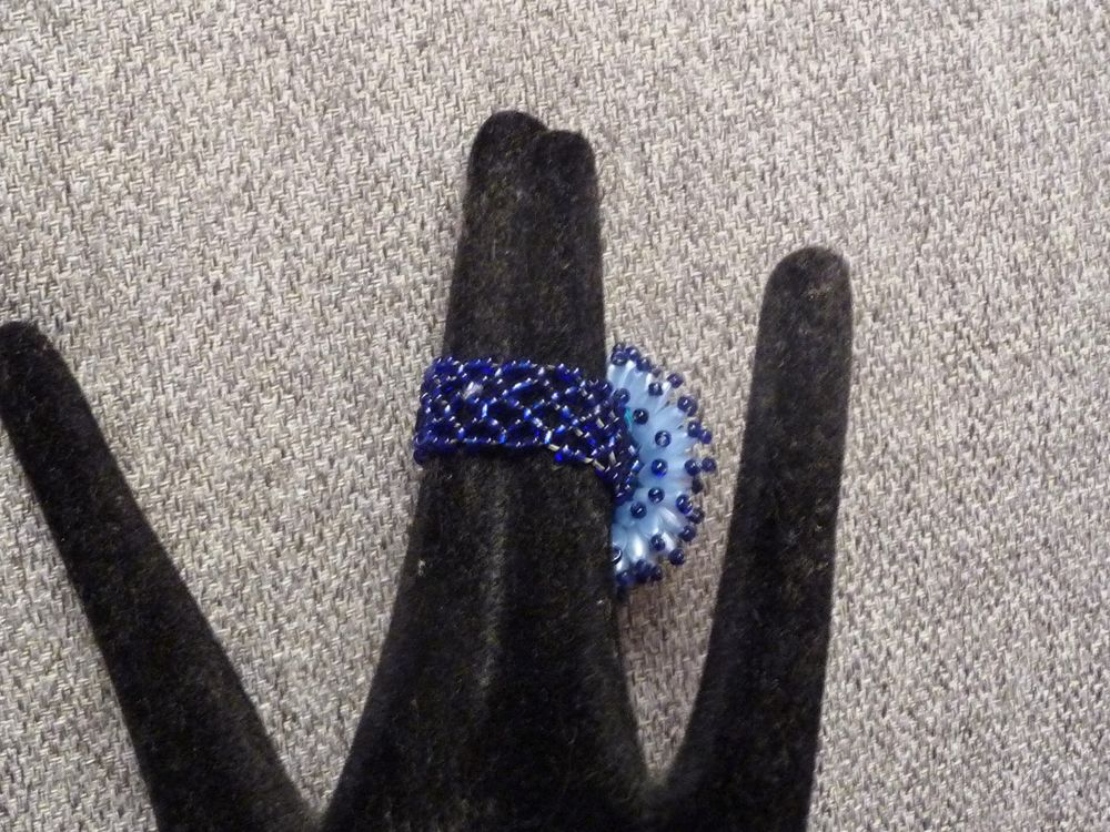 Bague Ronde Fleur en Perles Bleu Clair et Bleu Marine Bijoux et montres
