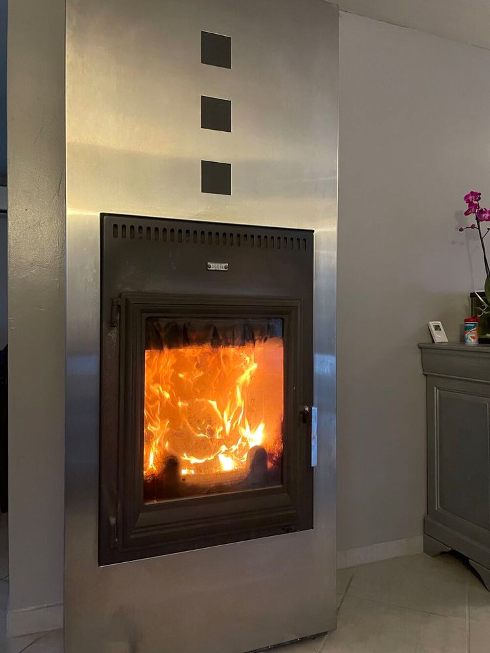 Chemin&eacute;e bois
Décoration