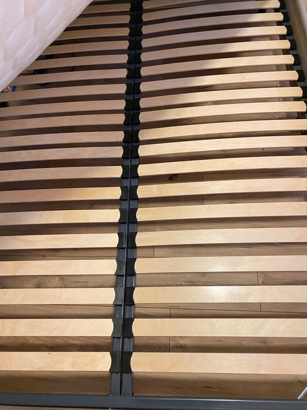 Lit couleur taupe ach&egrave;te chez BUT avec sommier Meubles