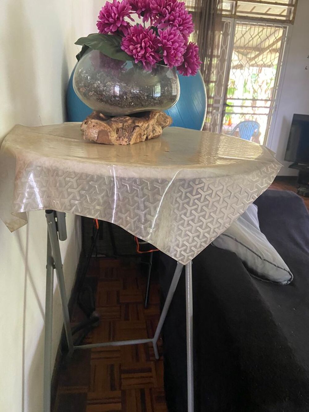 Table haute et ses deux chaises. Meubles