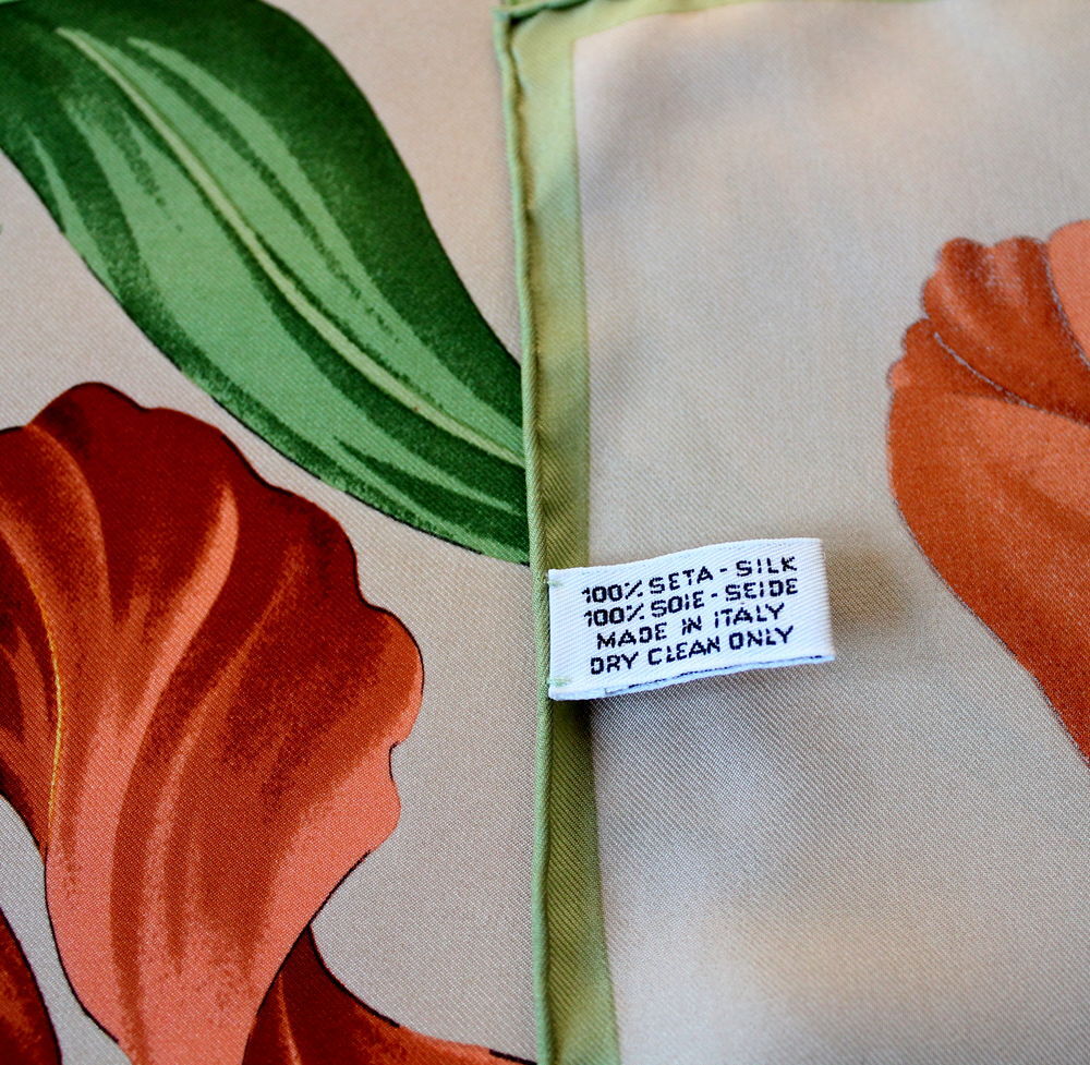 Foulard carr&eacute; soie LONGCHAMP Les Tulipes Vêtements