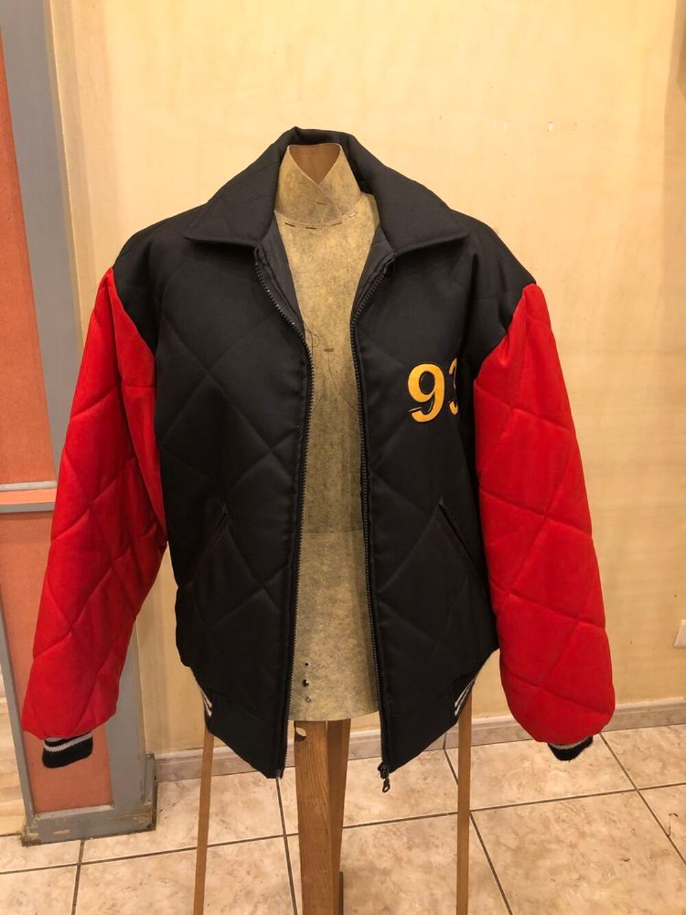 Blouson matelass&eacute; rouge et noir Vêtements