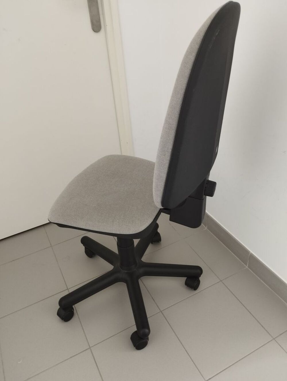 Chaise de bureau &agrave; roulettes pivotante.
Meubles