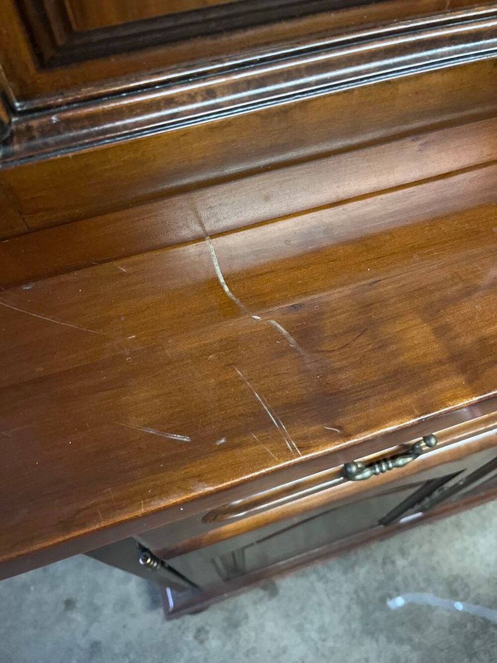 vaisselier petites rayures (voir sur les photos ) Meubles