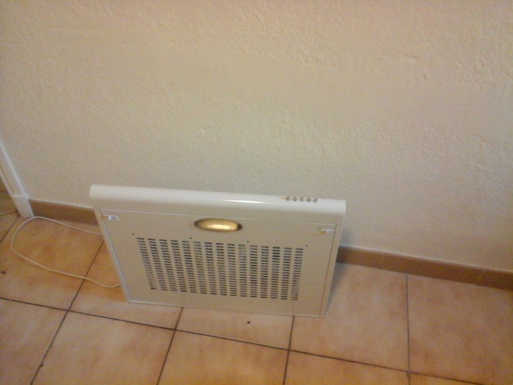Hotte et plaques de cuisson &eacute;viers tr&egrave;s bon &eacute;tat Electroménager
