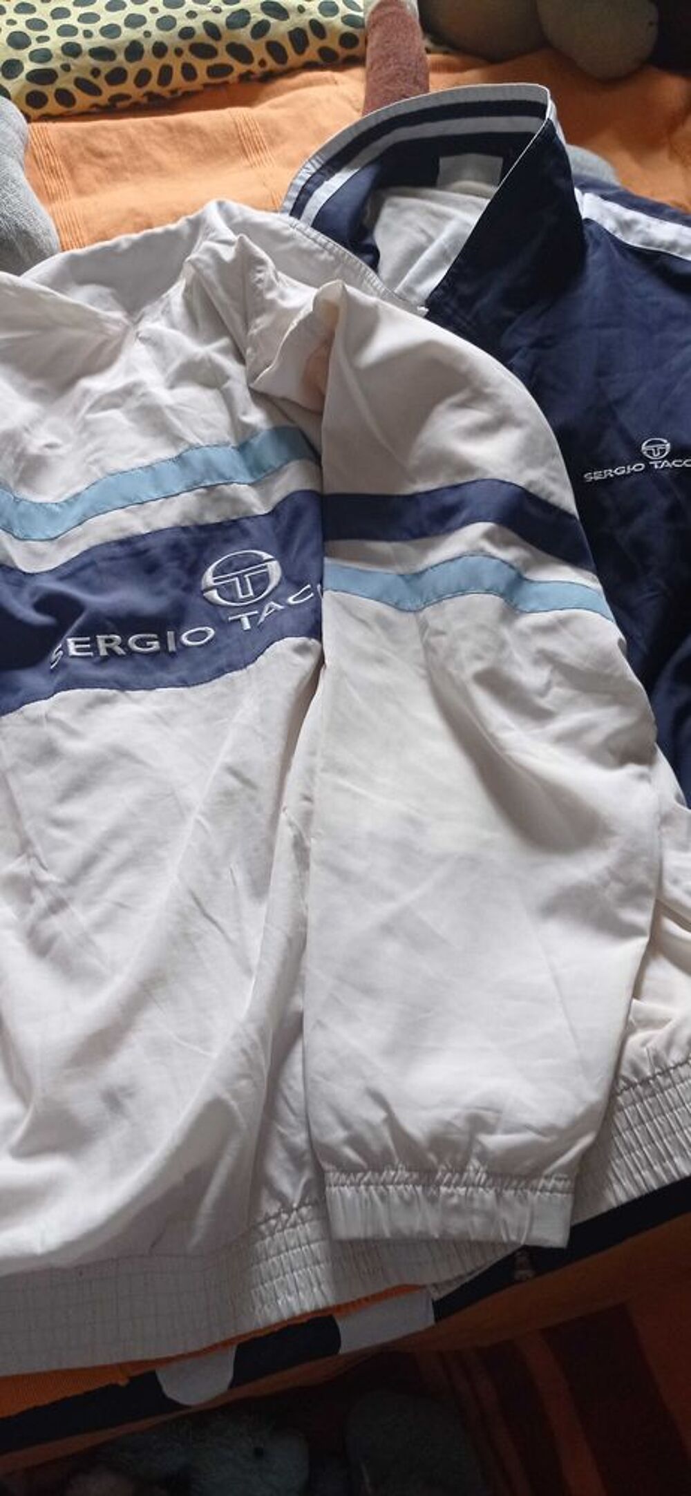 lot de deux blousons pour homme marque Sergio Tacchini taille xl un bleu et un blanc et le blanc a marqu&eacute; sergio Tacchini dans le dos Vêtements