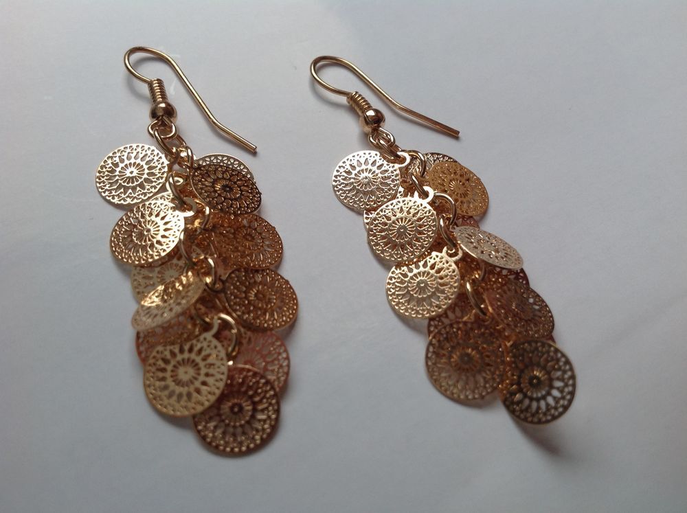 BOUCLES OREILLES DOR&Eacute;ES MANDALA FLEURS Envoi Possible
Bijoux et montres