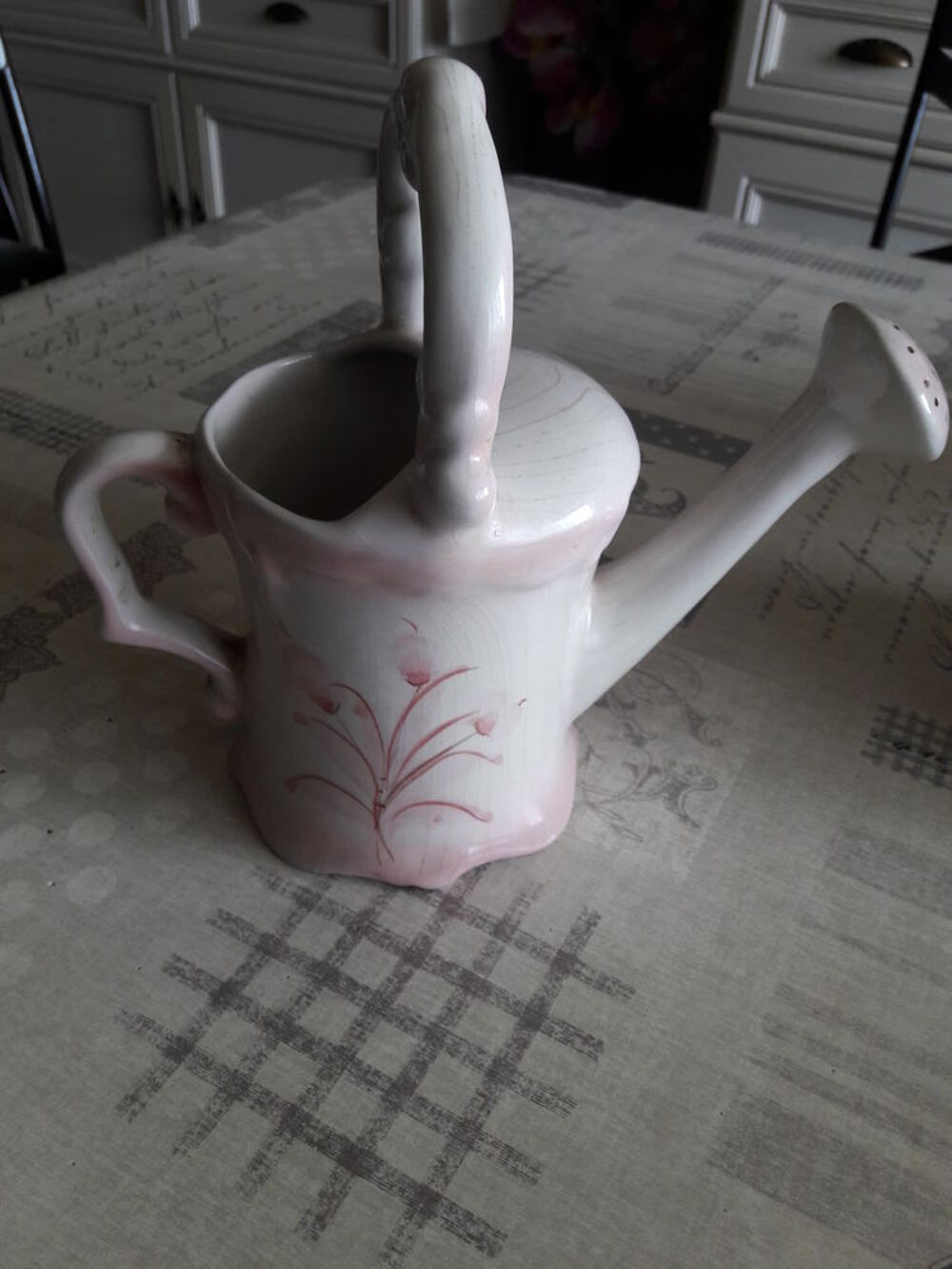 Arrosoir en fa&iuml;ence motif floral rose sur fond blanc Décoration