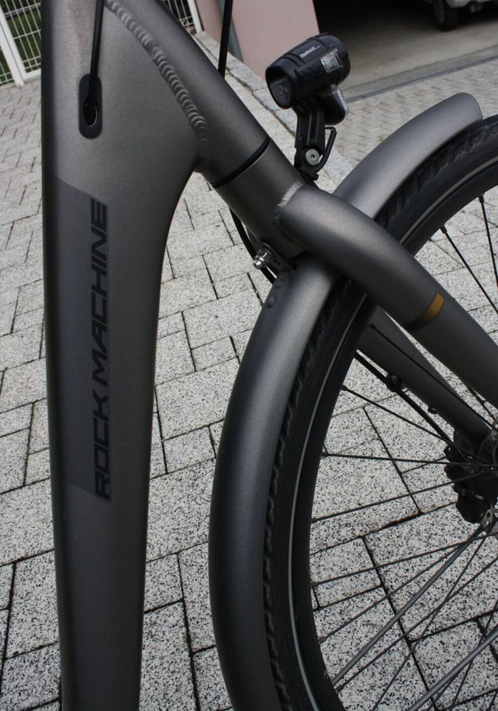 VTC &eacute;lectrique ROCKMACHINE M800 tr&egrave;s bon &eacute;tat Vélos
