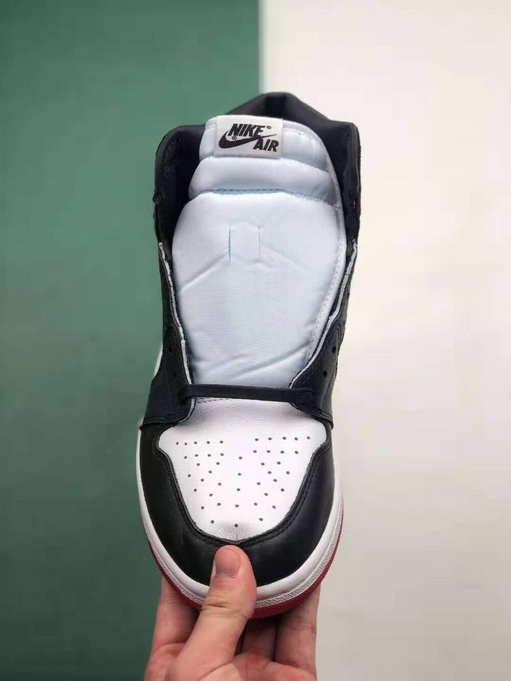 Nike Air Jordan 1 Retro High Satin Black Toe Chaussures