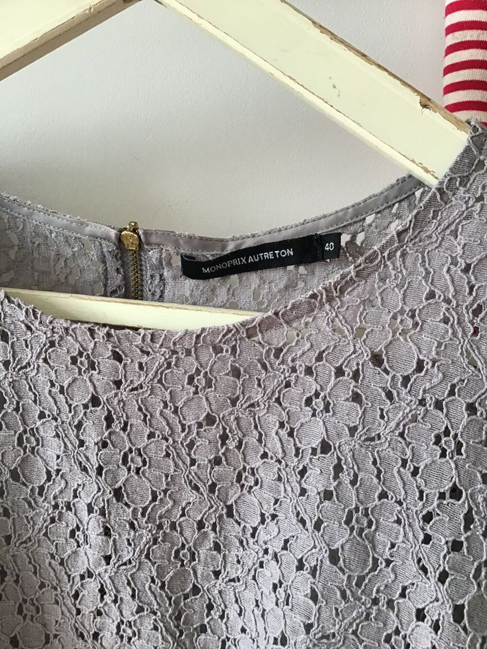 haut fantaisie ajour&eacute;.taille 40 . Vêtements