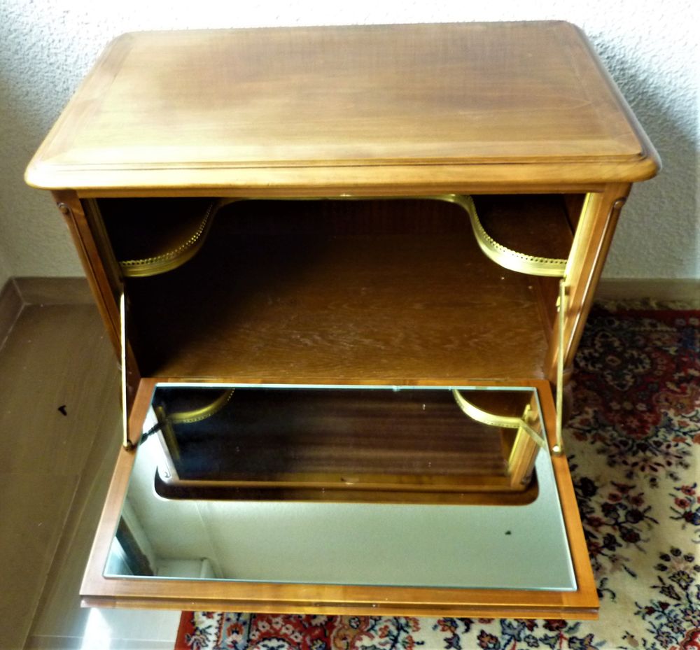 Commode " bar " &agrave; porte abattante en noyer de style Louis XV Meubles