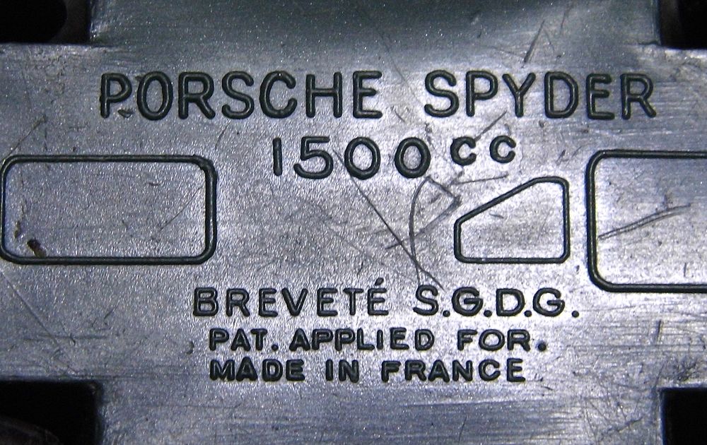 PORSCHE SPYDER 1500 cc Plastique " BONUX " voiture le mans jouet collection vitrine 