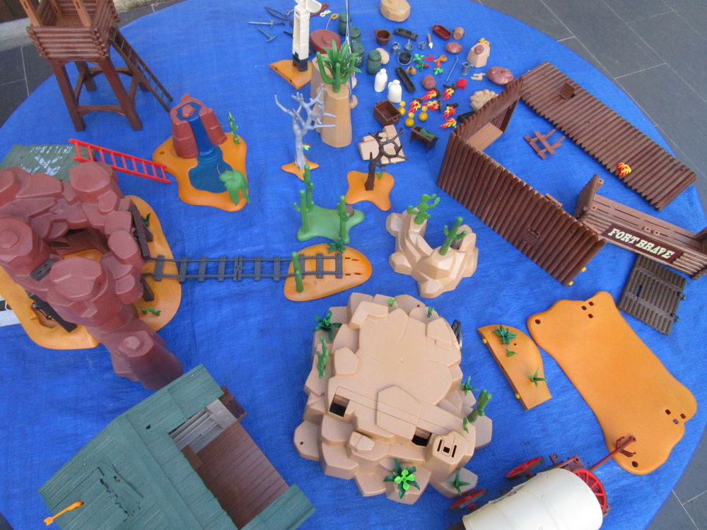  PLAYMOBIL GROS LOT VIEUX DECOR COWBOY+ACCESSOIRES Jeux / jouets