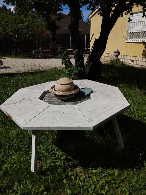 TABLE. OCTOGONALE EN FER de 1m50 de diamètre. 50 Les Mées (04)
