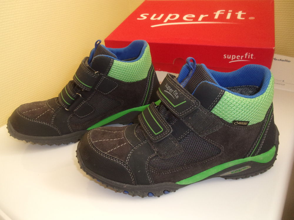 Chaussures montantes, randonn&eacute;es, neuves Chaussures