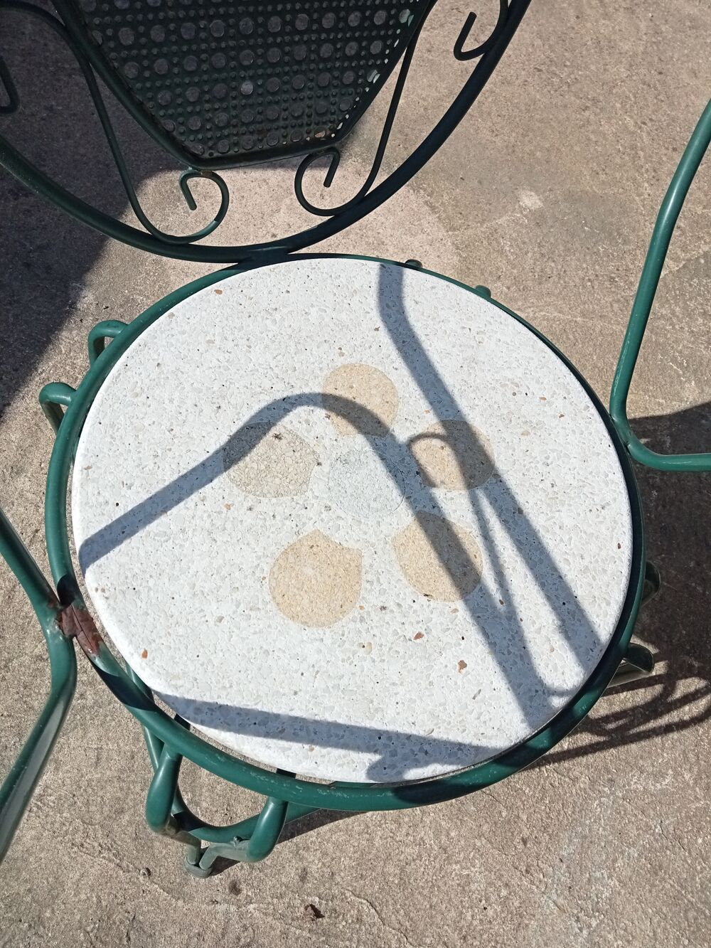 Table pierre et quatres chaises Meubles