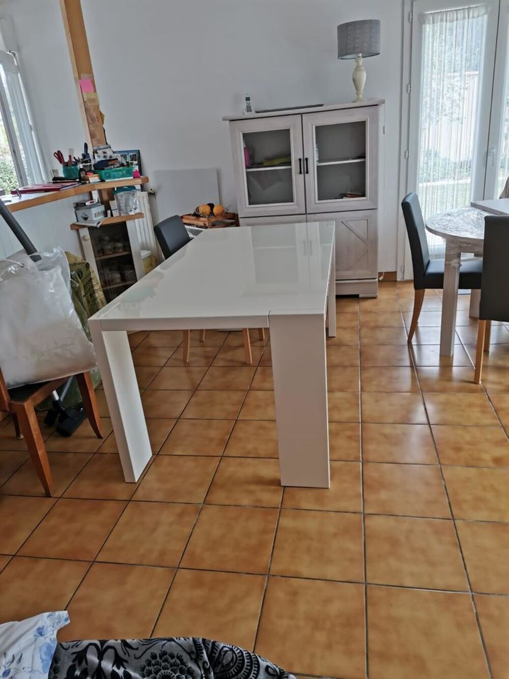Table moderne blanche &agrave; surface brillante Meubles