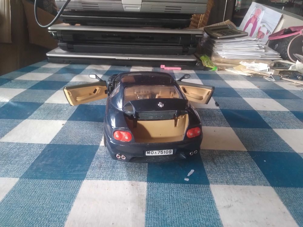 voiture miniature de collection Ferrari 456 GT bleue nuit (1992), &eacute;chelle 1/18 