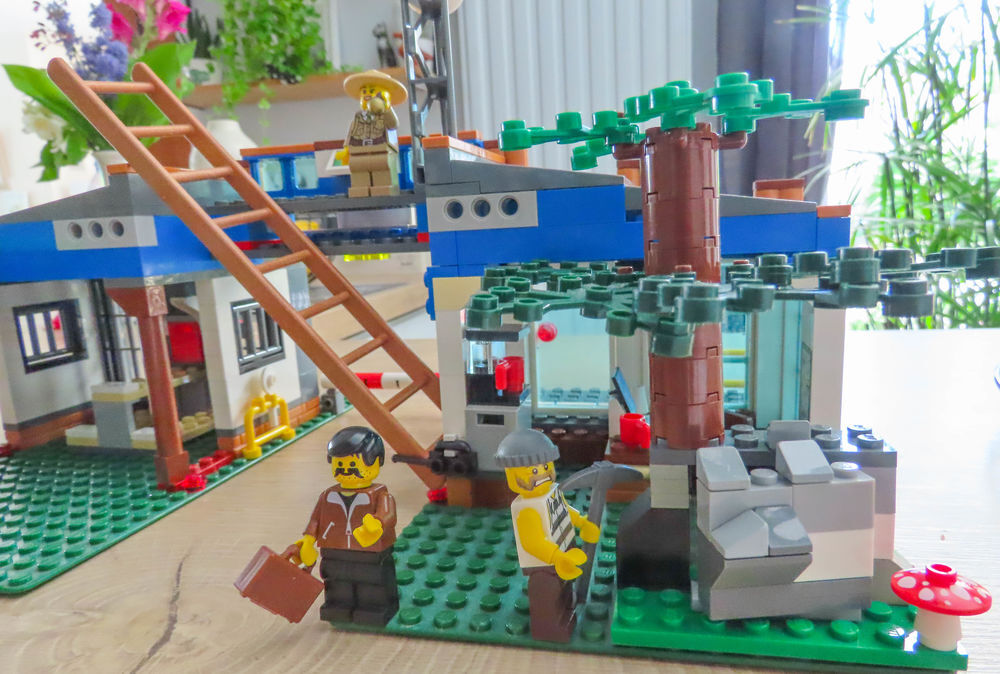 LEGO CITY 4440 Poste de police de la for&ecirc;t Jeux / jouets