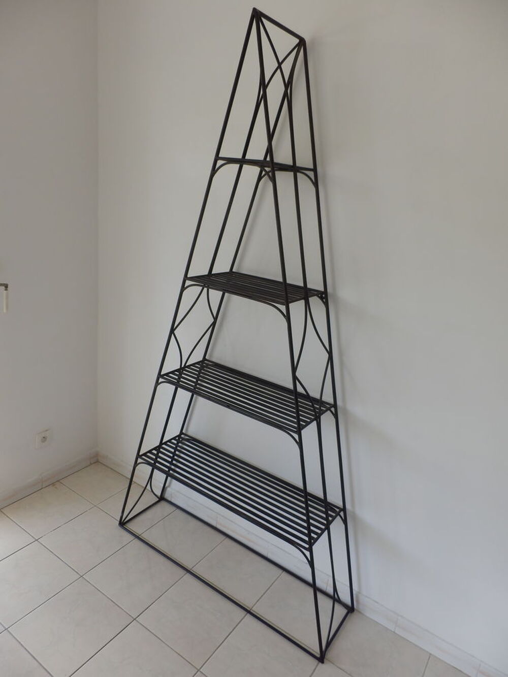 Etag&egrave;re Fer forg&eacute; design forme triangulaire
Meubles