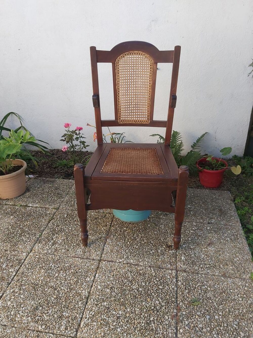 Chaise perc&eacute;e ancienne en bois avec d&eacute;tails cannage Meubles