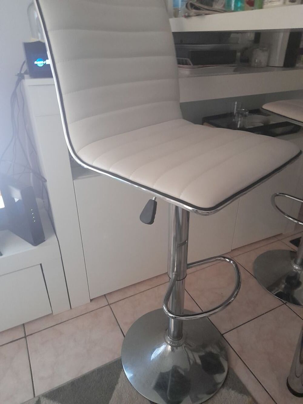 2 chaises de bar blanches et gris m&eacute;tal Meubles