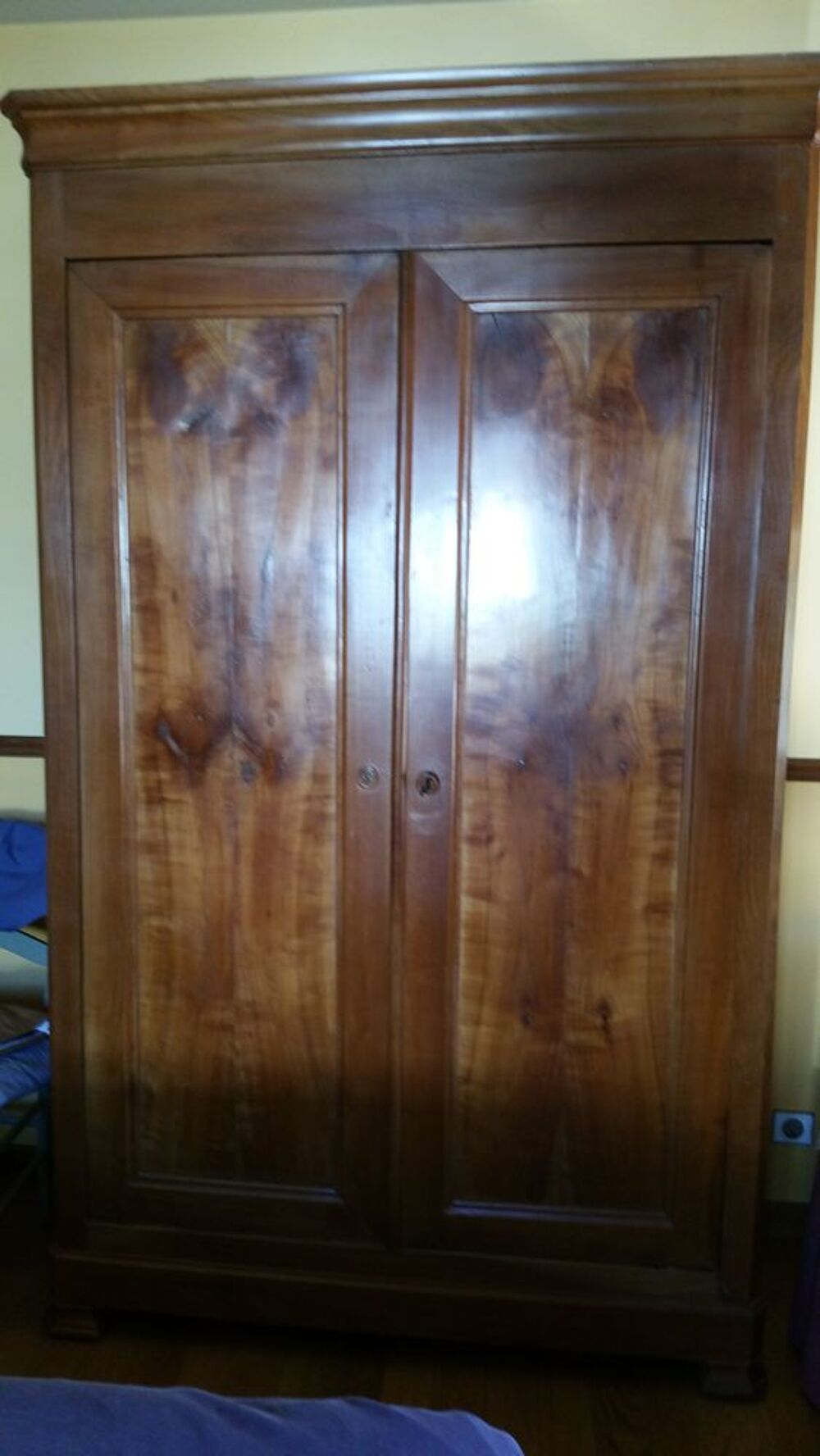Tr&egrave;s belle armoire ancienne en merisier Meubles