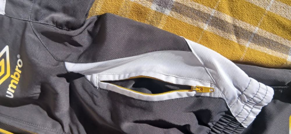 Surv&ecirc;tement Gar&ccedil;on Taille 94 de la Marque " Umbro " Vêtements enfants