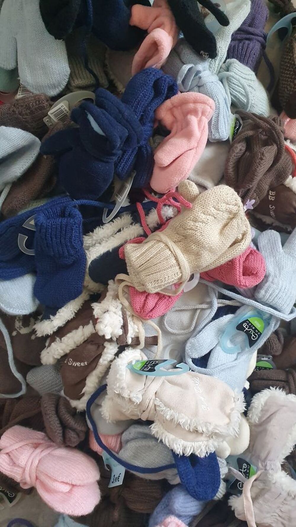 Lot de 60 &eacute;charpes b&eacute;b&eacute; et enfants
Bonnets, gants, moufles Vêtements enfants