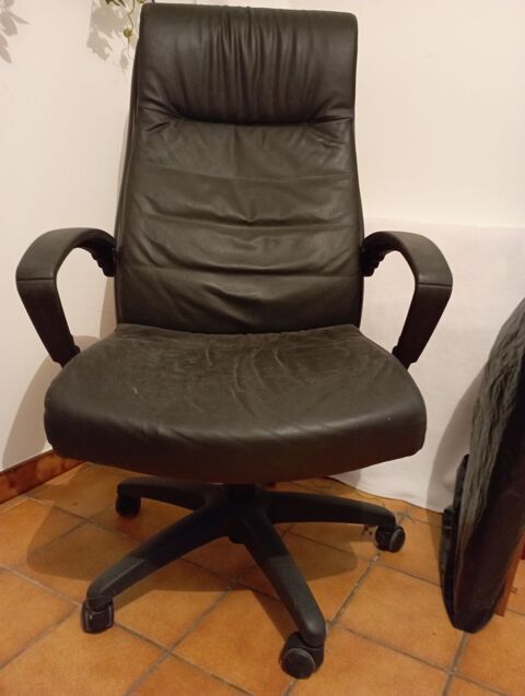un fauteuil de bureau à roulettes  ' noir)
Bon état Gradignan (33)