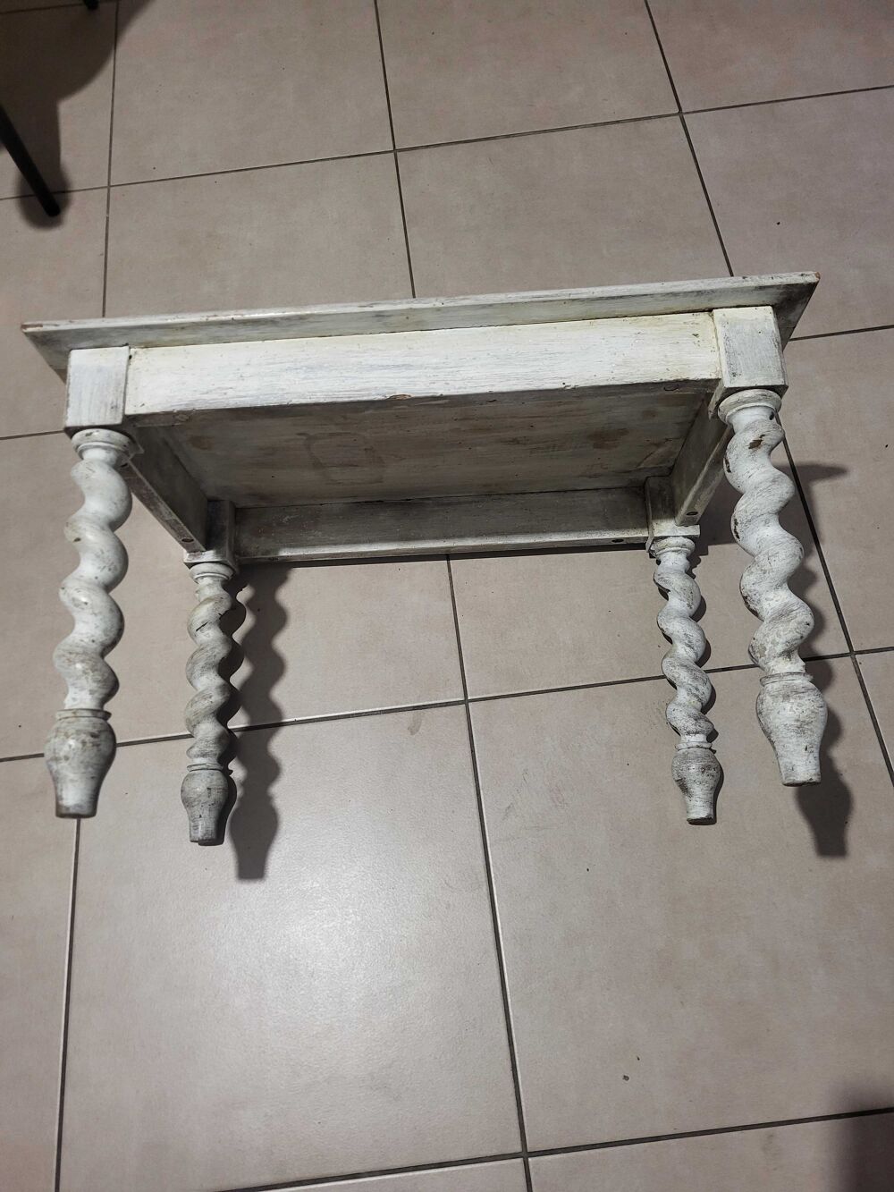 petite table &agrave; r&eacute;nover, s'est pieds font l'&eacute;l&eacute;gance de cette petite table Accessoires