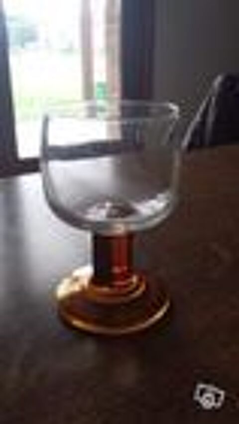 6 verres � pieds colorie marron -  pas un coup 0 M�rignies (59)