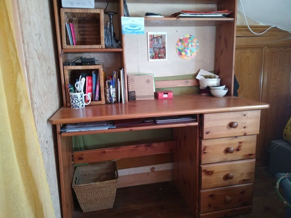 FAIRE OFFRE! PLUSIEURS TABLES BOIS , BUREAU, ETAGERES, LIT
Meubles